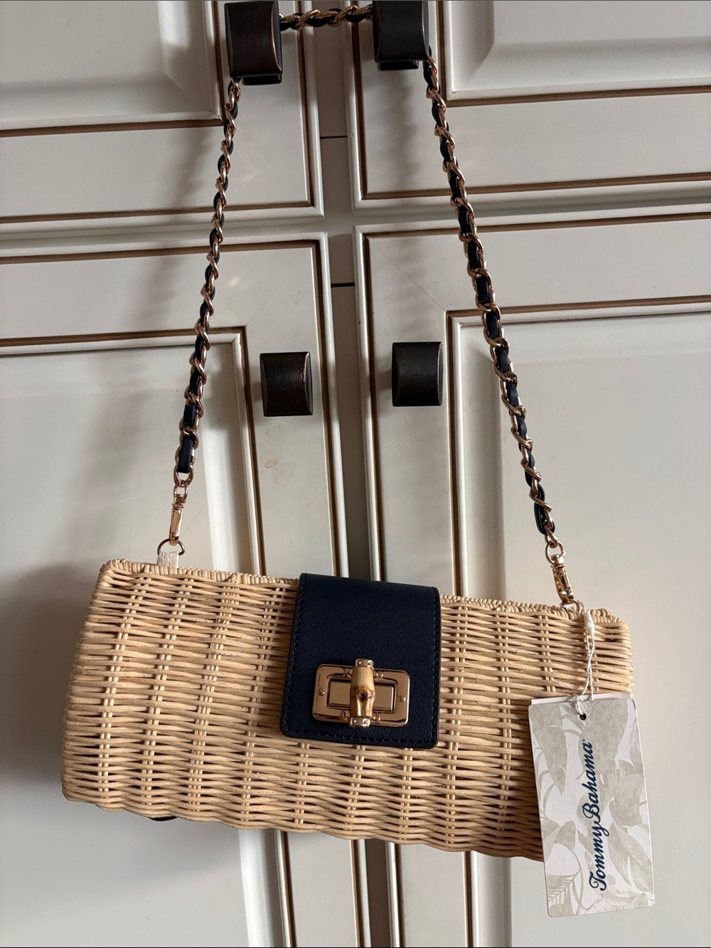 NWT Tommy Bahama Natural Straw Shoulder bag with Navy Trim and Gold Hardware